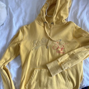 Hoodie - En fin gul hoodie som är för liten och använda därför inte. Fint skicka. 