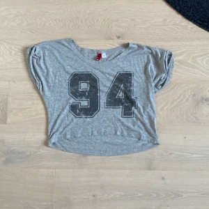 Grå t-shirt  - Använd av både mig och min syster men inte sliten eller sönder någonstans. Köpt från H&M