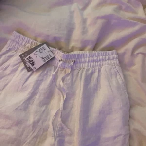 Linnebyxor  - Oanvända linnebyxor från h&m i storlek xs. Kanterna nertill går att vika ner om man vill ha de längre eller utan vikt kant. 200kr + frakt 