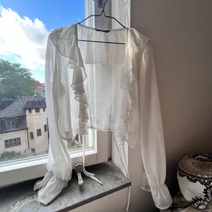Vit blus - Fin blus som aldrig kommer till användning 🌸