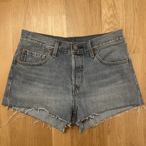 Levis jeansshorts - Levi’s shorts i nyskick💕kommer ej till användning längre 