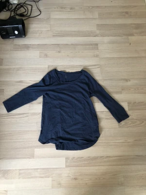 Trekvartsärmad tröja - Bra skick. Fin men lite liten runt armarna på mig. Skriv om du har frågor!💗