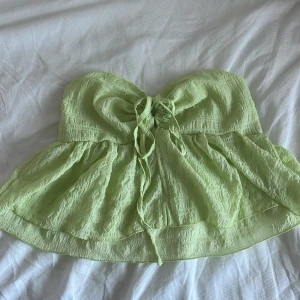 Topp - Söt bandau topp. Jätte fin ljusgrön färg. Inte använd mer än 1 gång. 