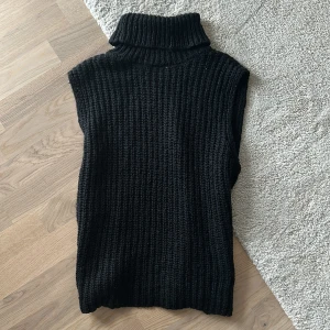 Stickad Väst - Svart stickad väst i storlek M. Nyskick. 