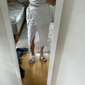 Linnekjol  - Linnekjol från pull & bear med omlott. Dragkedja där bak. Kjolen är i bra skick, storlek M