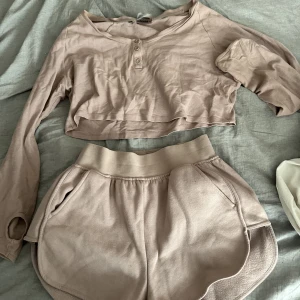 Set - Ett sett från gymshark, tröja & byxa