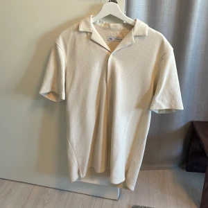 Vit polo/skjorta från zara - Vit polo/skjorta från zara. Riktigt bra skick å har ett riktigt skönt material. Passar perfekt i sommar. Materialet är ungefär frotté 