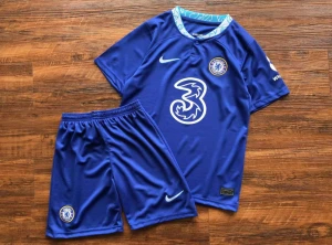 Chelsea T-shirt - Jag säljer ett par nya Chelsea T-shirts tillsammans med shorts för endast 659 kr. Leveransen tar ungefär 2 veckor. Eller så kan vi mötas upp i Västerås. Finns i alla storlekar. 