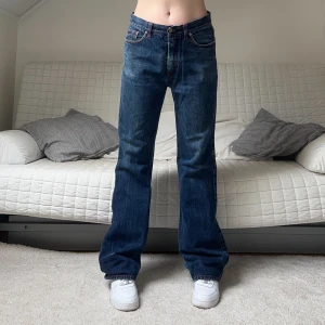 Acne International Jeans - Säljer dessa jeans från Acne International i storlek W34, 87cm midja och 84cm innerbenslängd❤️Jag på bildern är 172cm lång och brukar ha storlek 38🥰