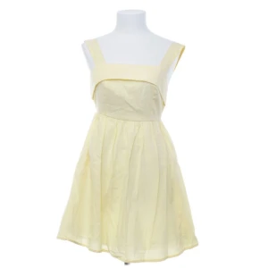 gul klänning  - en gul klänning från FB SISTER