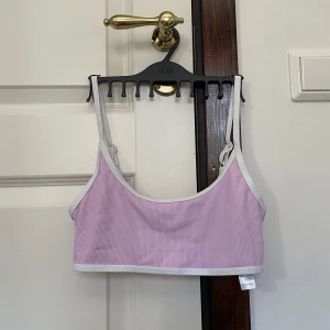 Bikini - Oanvänd bikinitopp i jättesöt lila färg. Ca. 1år gammal men aldrig använt somsagt.