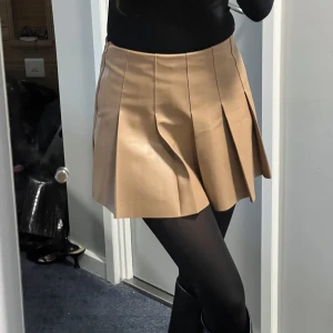 Brun kjol - Säljer denna bruna kjolen då den inte kommer till användning. Använd en gång 