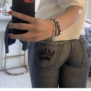 Low waisted jeans - Dessa är mina absoluta favoritjeans, ett par low waisted med bootcut, köpte dessa för 800kr secondhand men idag passar de inte längre då de passar storlek 26/28. Pris går att diskutera!