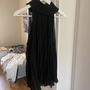 Plisserad topp - Jättesnygg plisserad topp från Zara, endast använd ett fåtal gånger! Med den finaste ryggen, strl S 🖤