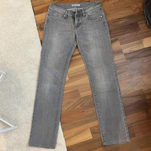 Ljusgråa lågmidjade jeans i storlek 38 från märket ST.Lanki. Jag köpte de second hand men har aldrig använt de. Fint skick!🥰 150kr+frakt