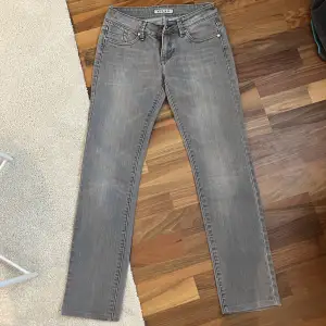Ljusgråa lågmidjade jeans i storlek 38 från märket ST.Lanki. Jag köpte de second hand men har aldrig använt de. Fint skick!🥰 150kr+frakt
