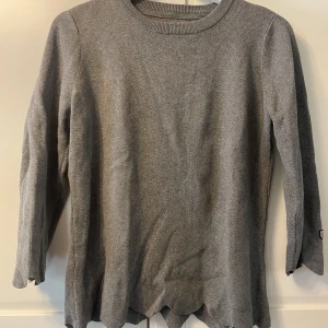 Grå tröja.  - Grå tröja med vågdetaljer. Storlek S från Bondelid. 