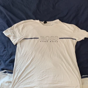 Boss tischa - En boss tischa (xl) som är väldigt lite använd. Köpt 2021 för 600kr. Säljer för 200