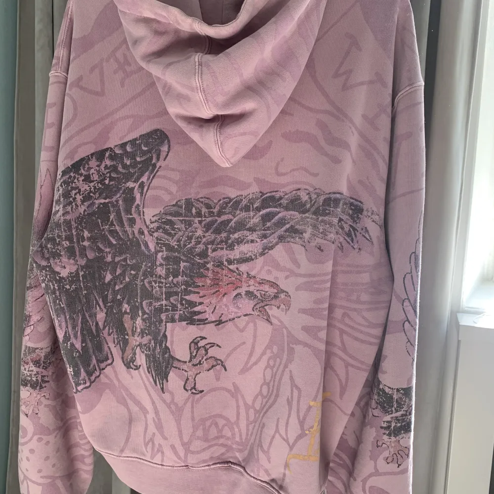 cool Ed hardy x Urban outfitters hoodie som inte säljs längre! Den är knappt använd och ser ut som ny! Den är i storlek S men den har en oversized passform så skulle säga att den är mer som en M i storlek. Nypris var 1000kr!. Hoodies.