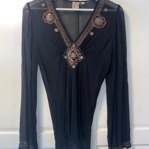 Genomskinlig topp - Genomskinlig svart topp med häftiga detaljer. Genomskinlig. Storlek S. 