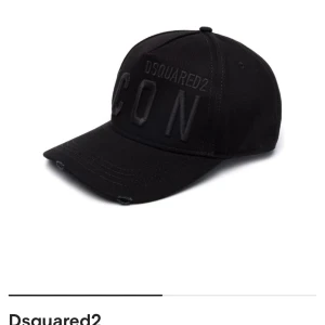 Dsquared2 keps - Köpt på farfetch i oktober. Har tyvärr slarvat bort mejlet på orden, kan ha råkat raderat det. Köpte den för ca 1700kr. Som ny och dsquared påse medföljer. Fråga så skickar jag fler bilder, ej kopia kan skicka bilder på hela kepsen så kan du få se.