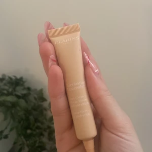 Clarins everlasting concealer - Säljer en Clarins Everlasting concealer i färgen 01 light. 12ml. Trodde min gamla började ta slut så köpte denna, men hade helt fel. Därav är den helt oanvänd.