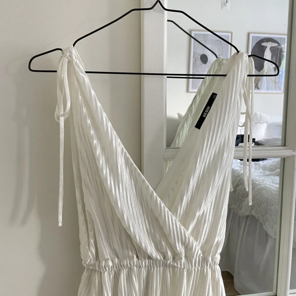 Säljer en vit plisserad klänning i storlek XS, köpt på Bikbok. Klänningen är sparsamt använd och är i fint skick. . Klänningar.