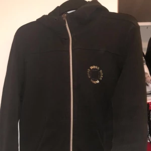 Hugo boss kofta - Hugo boss kofta använd få gånger strö S men passar som M killmodell äkta såklart. pris kan diskuteras vid snabb affär 