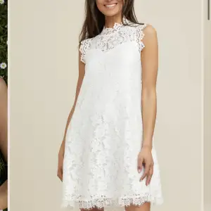 Säljer denna super vackra klänningen från dry lake eftersom den är lite för stor💞nypris 999kr