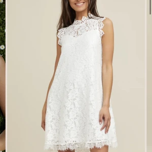 Vit sommar klänning - Säljer denna super vackra klänningen från dry lake eftersom den är lite för stor💞nypris 999kr