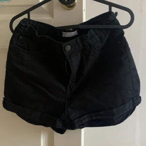 Svarta barn shorts i st 170   - I ok skick 