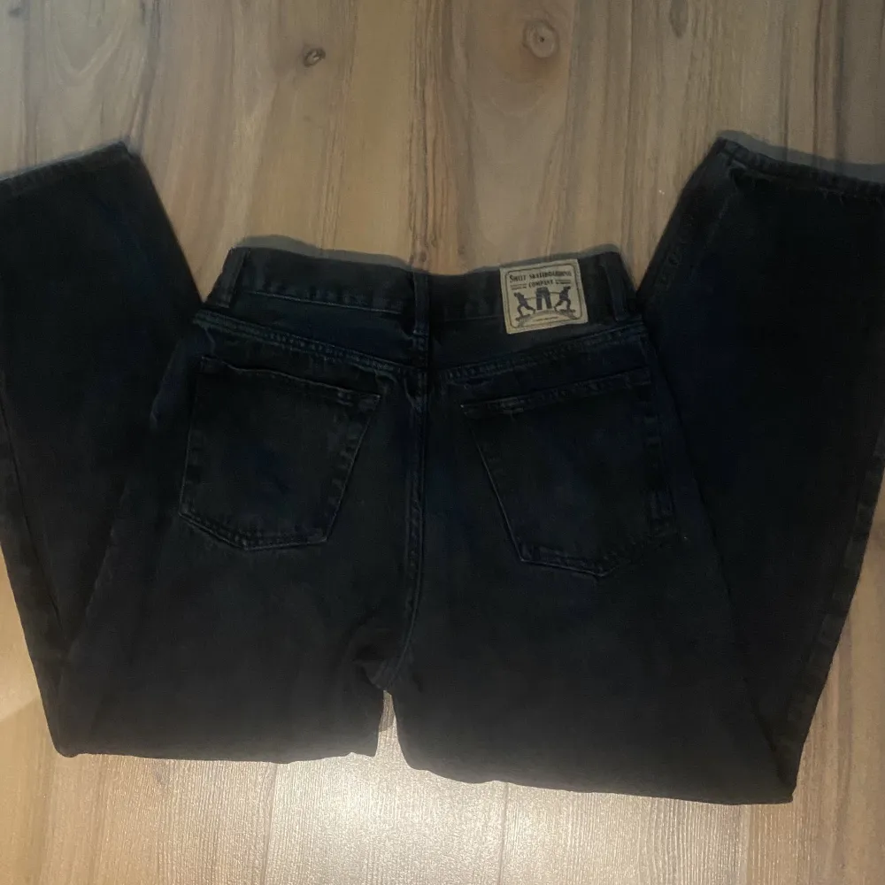 Svarta sweat sktbs jeans i stl XS. Bra skick, lite washed out. Säljer då dom blivit för små för mig tyvärr.. Jeans & Byxor.