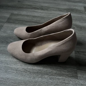 Klackskor - Oanvända rosa klackskor från din sko strl 38. 