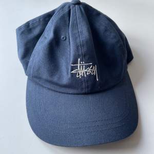 Stussy keps . Mörkblå. Använd fåtal gånger.