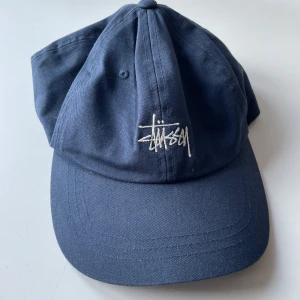 Stussy keps  - Stussy keps . Mörkblå. Använd fåtal gånger.