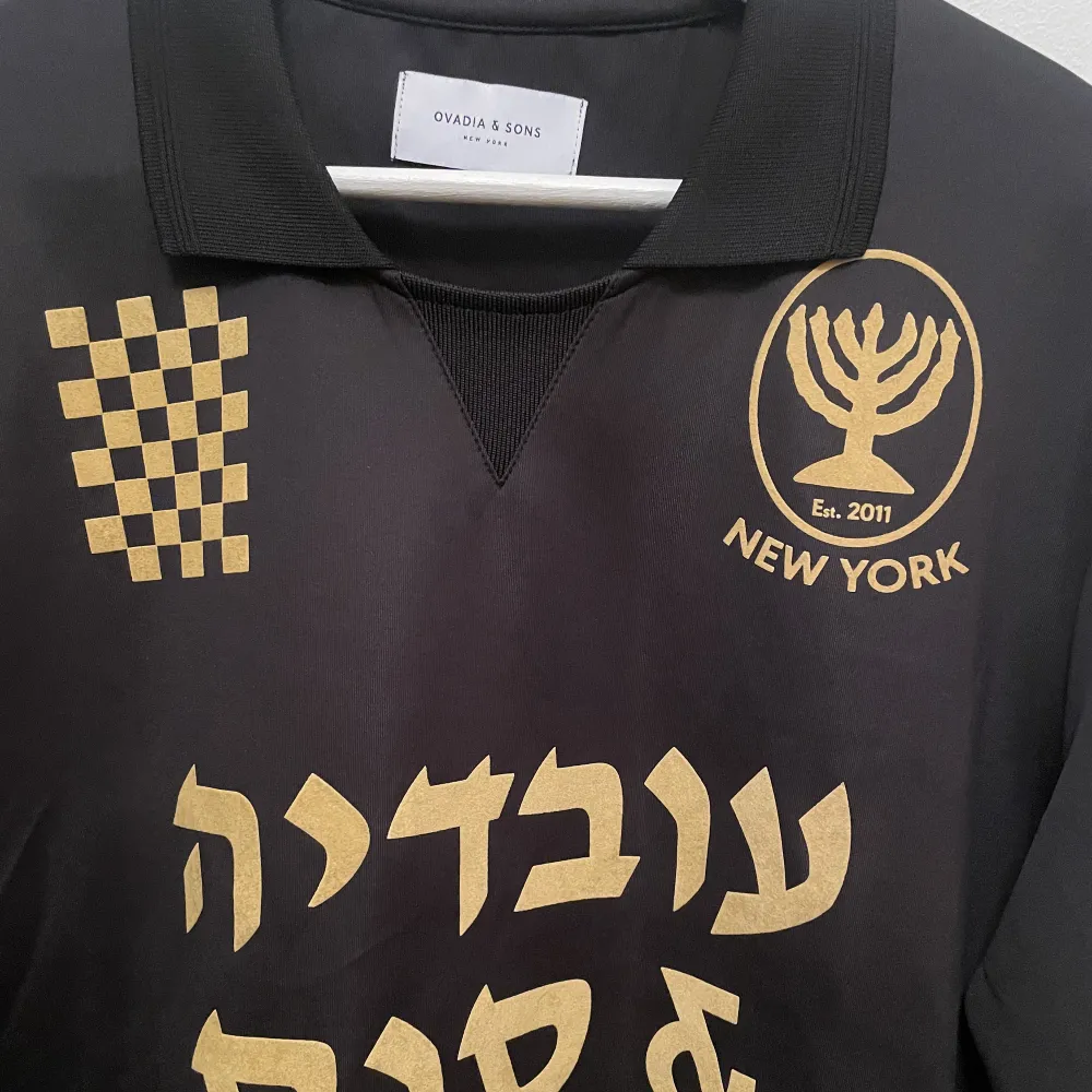 Hebreisk fotbollströja med plysch print. Helt ny. Använd 1 gång.. Hoodies.