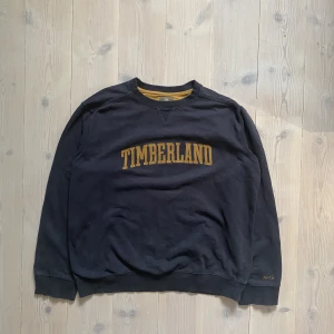 Vintage Timberland sweatshirt - En otroligt klassisk sweatshirt från timberland. Passformen och kvaliten är klockren. Det finns alltså inget att klaga på. Xxl men skulle mer säga att den sitter som en xl/oversized L