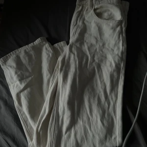 Byxor  - Säljer ett par till byxor fast från shein då dom är också för små för mig jättesnygga utsvängda jeans den sitter ganska tajt in till och formar sig 🥰