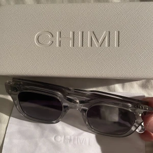 Chimi 004 grey  - Populära Chimi 004 grey, i nyskick!   Perfekta inför sommaren  Box, duk osv ingår! 