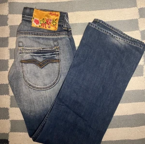 Supersnygga lågmidjade replay jeans - Så snygga men har blivit försmå 🥹, i nyskick storlek W25L32 midjemåttet är ca 72cm och innerben ca 80cm, passformen är Bootcut TRYCK INTE på köp nu