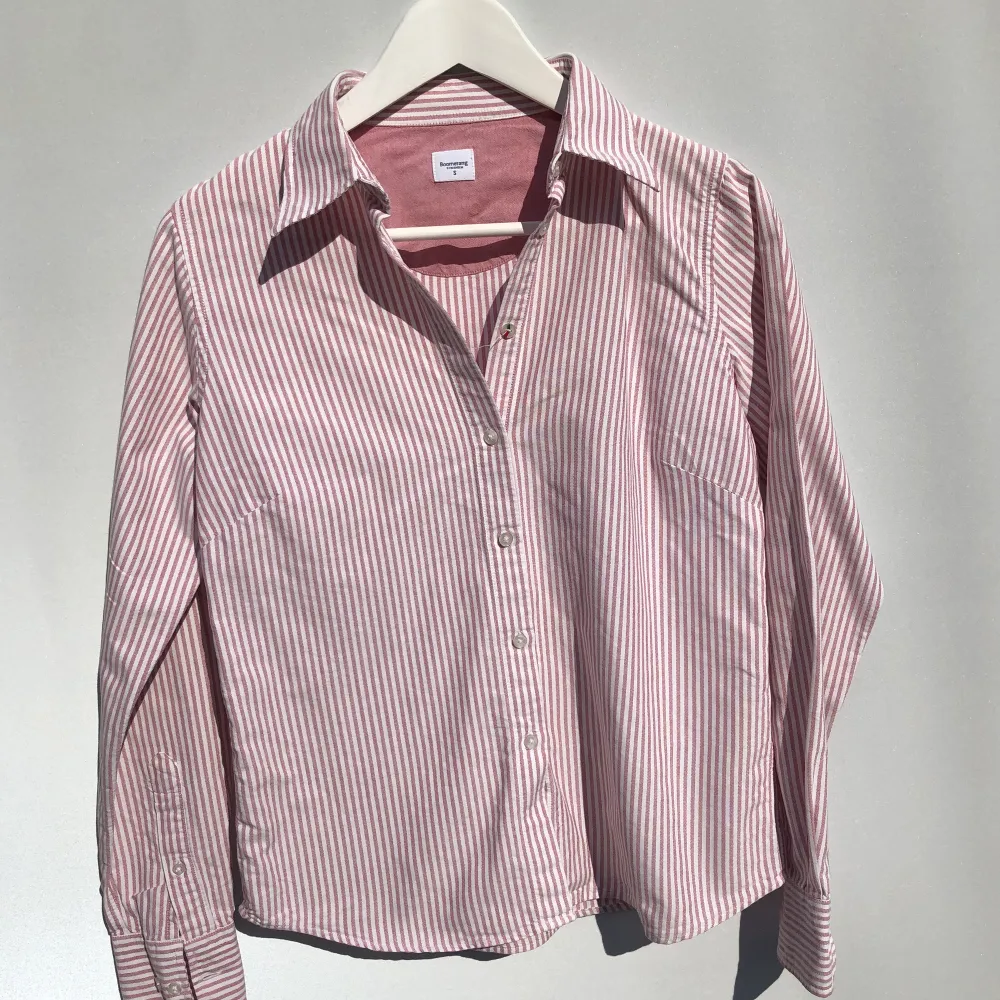 Säljer en vit rosa randig skjorta från Boomerang i storlek s men passar väldigt litet så ca xs eller lite mindre. Fint skick utan defekter. Kolla min profil för liknande skjortor😉. Skjortor.