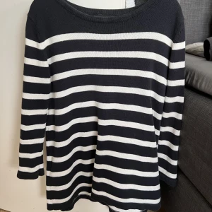 Stickad tröja  - Stickad tröja i strl L eftersom ärmarna var lite korta