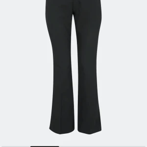 Kostymbyxa - Lågmidjade kostymbyxor i storlek 38, är runt 1,60 och sitter perfekt. Säljer pågrund av att dem ej kommer till sån stor användning. Nyköpta-500 kr, säljer för 200+frakt pris går att diskutera 