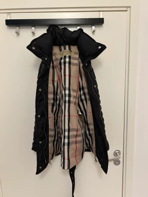 Burberry Bomberjaca - Burberry bomberjacka i gottskick. Till för vår och höstsäsong. 
