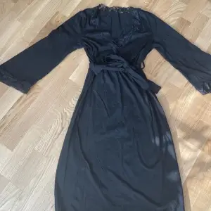 Fin svart klänning med spets och knytdetalj Bra skick