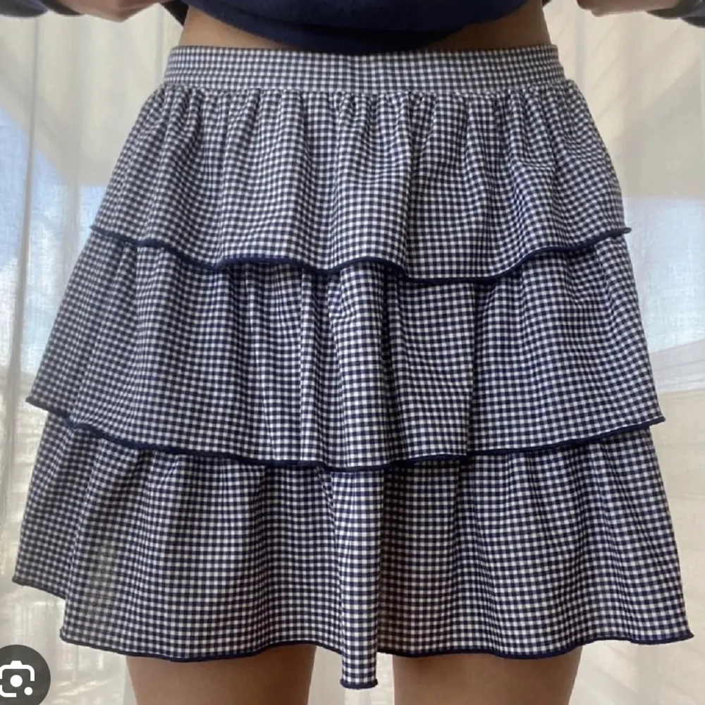 Rutig zara kjol med volanger som har använts väldigt fåtal gånger,men den ser som ny ut i skick. Kjolar.