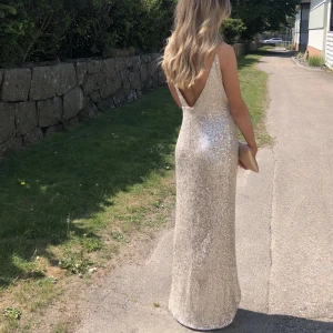 BALKLÄNNING - Säljer min balklänning! Köpt här på Plick så klänningen har använts 2 gånger.  