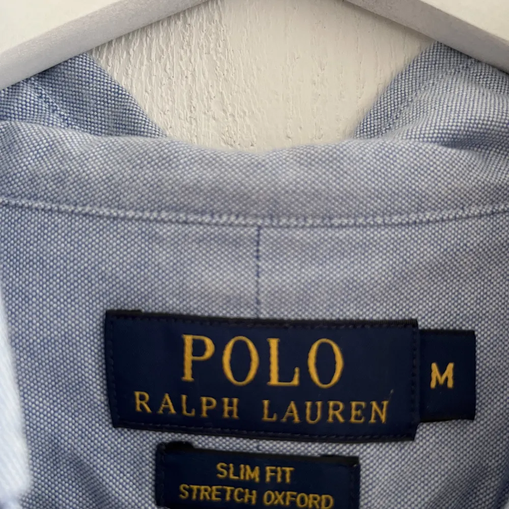 Ljusblå Ralph Lauren Skjorta i passform slim fitt, i väldigt bra skick, färgen är mer rättvis på andra bilden . Skjortor.