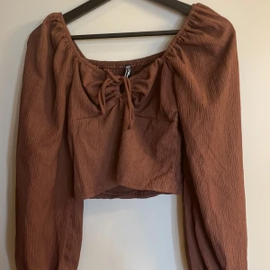 Blus - Brun blus från HM, nästintill oanvänd!