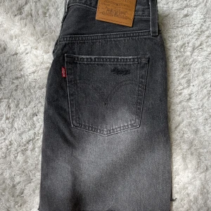 Levis jeanskjol - Säljer en svart Levis jeanskjol i storlek W26 (motsvarande ca storlek 36) Kjolen är i nyskick då den aldrig använts 😊 Bara fråga om fler bilder eller mått önskas ✨ Nypris: 739kr Sälj för 600kr 😊